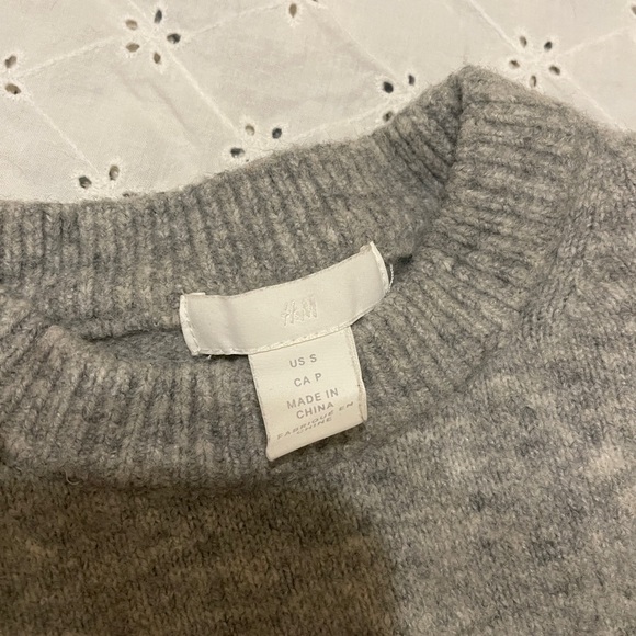 H&M Gray Puff Sleeve women sweater - Picture 2 of 3
